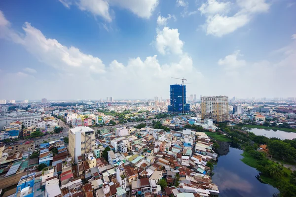 Ho Chi Minh cidade (ou Saigon) horizonte com casa colorida, Vietnã. Saigão é a maior cidade e centro econômico do Vietnã, com população em torno de 10 milhões de pessoas. É também um destino turístico popular — Fotografia de Stock