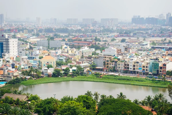 Ciudad Ho Chi Minh skyline en la niebla de la mañana temprano, Vietnam. Ho Chi Minh (también conocida como Saigón) es la ciudad más grande y el centro económico de Vietnam, con una población de alrededor de 10 millones de personas. . — Foto de Stock