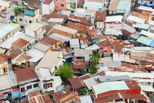 Casas de lata coloridas na cidade de Ho Chi Minh (ou Saigon) (vista de cima), Vietnã. A cidade de Ho Chi Minh (também conhecida como Saigon) é a maior cidade e centro econômico do Vietnã, com população de cerca de 10 milhões de pessoas. . — Fotografia de Stock