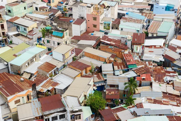 Casas e barracas de posseiros coloridos em uma área urbana de favela em Ho Chi Minh City, Vietnã. A cidade de Ho Chi Minh (também conhecida como Saigon) é a maior cidade e centro econômico do Vietnã, com população de cerca de 10 milhões de pessoas. . — Fotografia de Stock