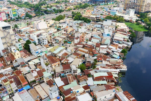 Casas e barracas de posseiros coloridos em uma área urbana de favela em Ho Chi Minh City, Vietnã. A cidade de Ho Chi Minh (também conhecida como Saigon) é a maior cidade e centro econômico do Vietnã, com população de cerca de 10 milhões de pessoas. . — Fotografia de Stock