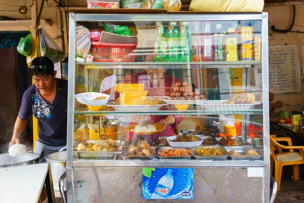 SAIGON, VIETNAM - 16 de octubre de 2014: Restaurante callejero en una acera, Saigón, Vietnam. Hay muchos restaurantes callejeros en Saigón — Foto de Stock