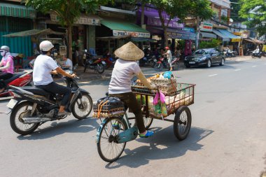 Saigon, Vietnam - 16 Ekim 2014: Küçük bir sokakta, Saigon, Vietnam sokak satıcısı. Saygon'da çok sokak satıcıları vardır.