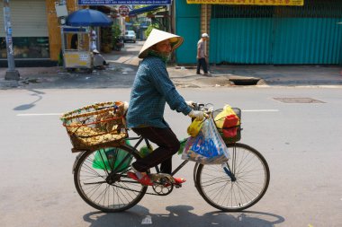 Saigon, Vietnam - 16 Ekim 2014: Küçük bir sokakta, Saigon, Vietnam sokak satıcısı. Saygon'da çok sokak satıcıları vardır.