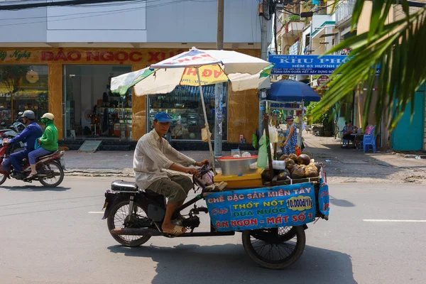 SAIGON, VIETNAM - 16 de octubre de 2014: Vendedor ambulante en una pequeña calle, Saigón, Vietnam. Hay muchos vendedores ambulantes en Saigón . — Foto de Stock