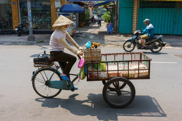 SAIGON, VIETNAM - 16 de octubre de 2014: Vendedor ambulante en una pequeña calle, Saigón, Vietnam. Hay muchos vendedores ambulantes en Saigón . — Foto de Stock