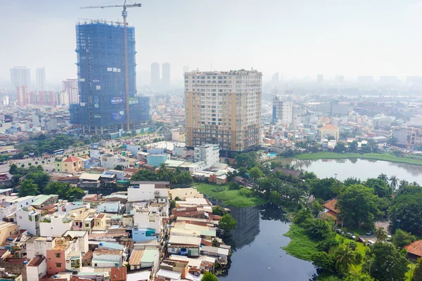 Ho Chi Minh città (o Saigon) skyline nella nebbia del mattino presto, Vietnam. Ho Chi Minh città (alias Saigon) è la più grande città e centro economico del Vietnam con una popolazione di circa 10 milioni di persone . — Foto Stock