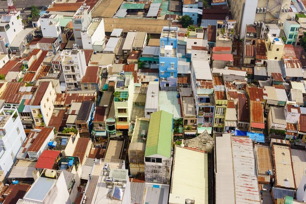 Casas de posseiros coloridos e casas em uma área urbana de favela no início da manhã, cidade de Ho Chi Minh, Vietnã. A cidade de Ho Chi Minh (também conhecida como Saigon) é a maior cidade e centro econômico do Vietnã, com população de cerca de 10 milhões de pessoas. . — Fotografia de Stock