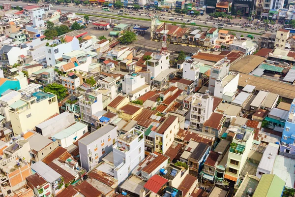 Ho Chi Minh cidade (ou Saigon) horizonte na luz do sol da manhã, Vietnã. A cidade de Ho Chi Minh (também conhecida como Saigon) é a maior cidade e centro econômico do Vietnã, com população de cerca de 10 milhões de pessoas. . — Fotografia de Stock