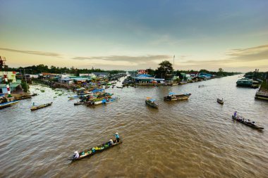 NGA Nam yüzen pazarı, Soc Trang, Vietnam - 22 Kasım 2014: yüzen Pazar sabahın erken saatlerinde Nga Nam. NGA Nam Pazar beş farklı yönde akışı beş rivers yakınsak noktasıdır.