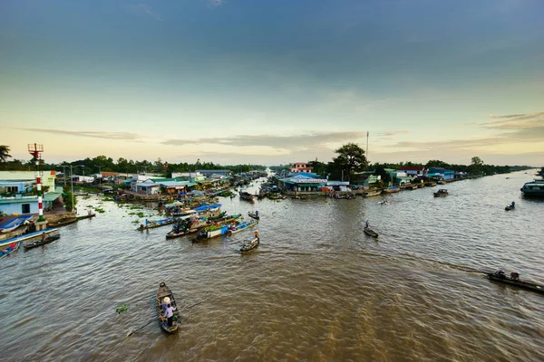 Mercado flotante de Nga Nam, Soc Trang, Vietnam - Nov 22, 2014: Mercado flotante de Nga Nam por la mañana temprano. Mercado de Nga Nam es el punto convergente de cinco ríos que fluyen en cinco direcciones diferentes . — Foto de Stock