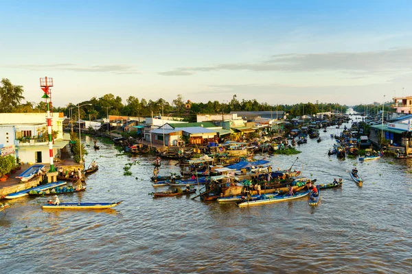 Mercado flotante de Nga Nam, Soc Trang, Vietnam - Nov 22, 2014: Mercado flotante de Nga Nam por la mañana temprano. Mercado de Nga Nam es el punto convergente de cinco ríos que fluyen en cinco direcciones diferentes . — Foto de Stock