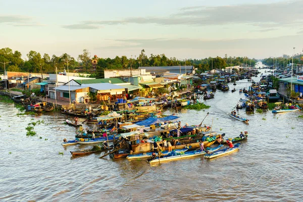 Mercado flotante de Nga Nam, Soc Trang, Vietnam - Nov 22, 2014: Mercado flotante de Nga Nam por la mañana temprano. Mercado de Nga Nam es el punto convergente de cinco ríos que fluyen en cinco direcciones diferentes . — Foto de Stock