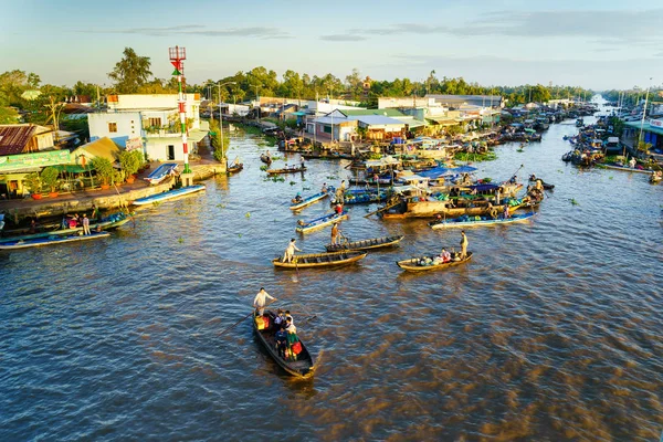 Mercado flotante de Nga Nam, Soc Trang, Vietnam - Nov 22, 2014: Mercado flotante de Nga Nam por la mañana temprano. Mercado de Nga Nam es el punto convergente de cinco ríos que fluyen en cinco direcciones diferentes . — Foto de Stock