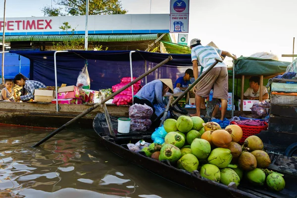 Nga Nam Floating Market, Soc Trang, Vietnam - Nov 22, 2014: Vendedor de frutas y verduras en Nga Nam Floating Market por la mañana temprano. Mercado de Nga Nam es el punto convergente de cinco ríos que fluyen en cinco direcciones diferentes . — Foto de Stock