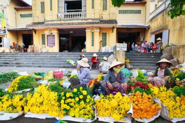 Hoi An, Vietnam - 12 Nisan 2014: Hoi bir Pazar Hoi An antik kenti, Quang Nam, Vietnam, kimliği belirsiz çiçek satıcıları. Hoi bir dünya mirası Unesco tarafından kabul edilmektedir.