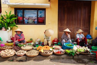 Meyve ve sebze satıcıları ürünleri Hoi, Hoi An antik kenti, Quang Nam, Vietnam bir piyasa satış