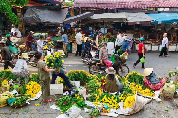 Flower vendors and food vendors selling products at the Hoi An market in Hoi An Ancient Town, Quang Nam, Vietnam. Hoi An is recognized as a World Heritage Site by UNESCO. — Stock Photo, Image