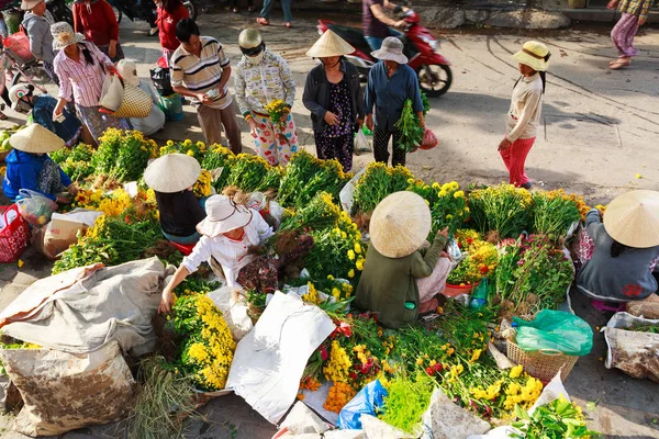 Vendedores de flores no identificados en el mercado Hoi An en Hoi An Ancient Town, Quang Nam, Vietnam. Hoi An es reconocido como Patrimonio de la Humanidad por la UNESCO . — Foto de Stock