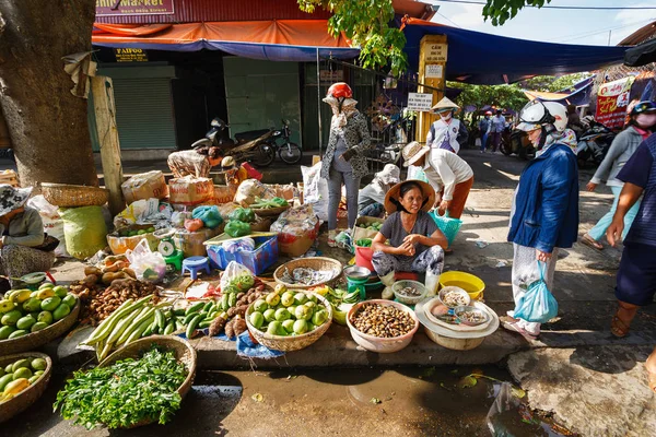 Vendedores de frutas y verduras que venden productos en Hoi An market en Hoi An Ancient Town, Quang Nam, Vietnam — Foto de Stock