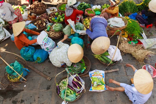 Hoi An, Vietnam - 13 de mayo de 2014: Vendedores de flores y vendedores de alimentos que venden productos en el mercado Hoi An en Hoi An Ancient Town, Quang Nam, Vietnam. Hoi An es reconocido como Patrimonio de la Humanidad por la UNESCO . — Foto de Stock