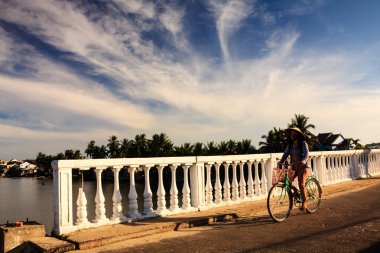 Anasayfa, Quang Nam, Vietnam gelirken yerel kadındır. İki Unesco Dünya Mirasları Quang Nam il vardır.