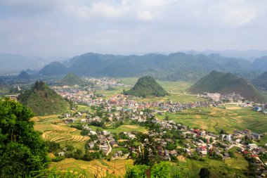 Tam oğlu kasaba, Quan Ba, Ha Giang, Vietnam. Quan Ba bir Vietnam kuzeydoğu bölgesi kırsal bölge, Ha Giang ilçesidir. Ha Giang nüfusun neredeyse % 90 kendi kültür ve yaşam ile etnik azınlıkların nerede yerdir.
