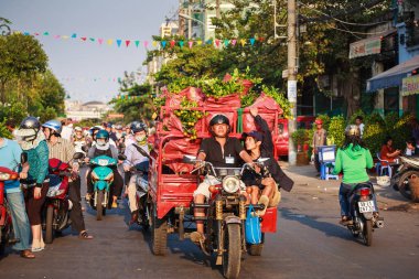 Saigon, Vietnam - 27 Ocak 2014: Transporter Binh Dong çiçek pazarı Tet tatil (ay yeni yıl) olay, Ho Chi Minh city, Vietnam çiçeklere taşıdığının. En büyük şehri ve ekonomik Merkezi Vietnam'da Ho Chi Minh city (aka Saigon) olduğunu