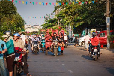 Saigon, Vietnam - 27 Ocak 2014: Transporter Binh Dong çiçek pazarı Tet tatil (ay yeni yıl) olay, Ho Chi Minh city, Vietnam çiçeklere taşıdığının. En büyük şehri ve ekonomik Merkezi Vietnam'da Ho Chi Minh city (aka Saigon) olduğunu