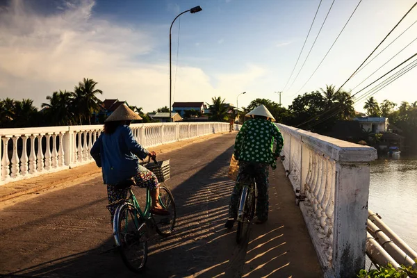 Dos mujeres locales están en camino al mercado local, Quang Nam, Vietnam. La provincia de Quang Nam tiene dos sitios Patrimonio de la Humanidad por la UNESCO . — Foto de Stock
