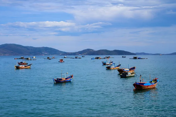 Un muelle en la playa de Nha Trang, Vietnam. Nha Trang es bien conocido por sus playas y buceo y se ha convertido en un destino para los turistas internacionales . — Foto de Stock
