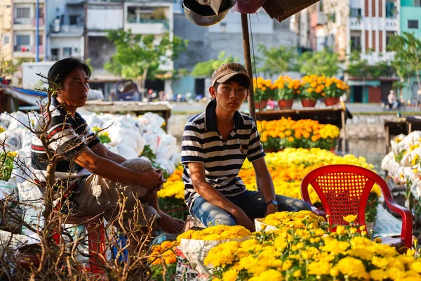 Saigón, Vietnam - 27 de enero de 2014: Vendedor ambulante de flores en el mercado de flores Binh Dong durante el Tet Holiday (Año Nuevo Lunar), ciudad de Ho Chi Minh, Vietnam — Foto de Stock