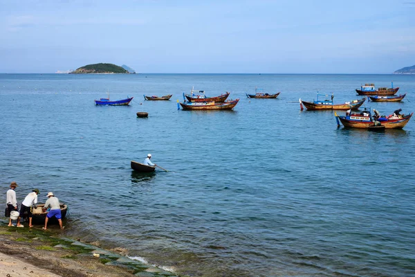 Prepárate para la pesca en la playa de Nha Trang, Vietnam. Nha Trang es bien conocido por sus playas y buceo y se ha convertido en un destino para los turistas internacionales . — Foto de Stock