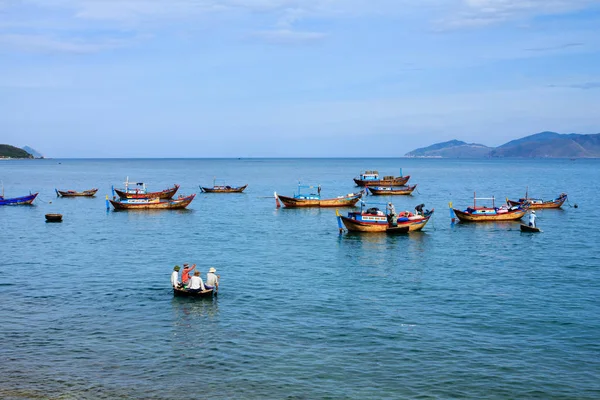 Prepárate para la pesca en la playa de Nha Trang, Vietnam. Nha Trang es bien conocido por sus playas y buceo y se ha convertido en un destino para los turistas internacionales . — Foto de Stock