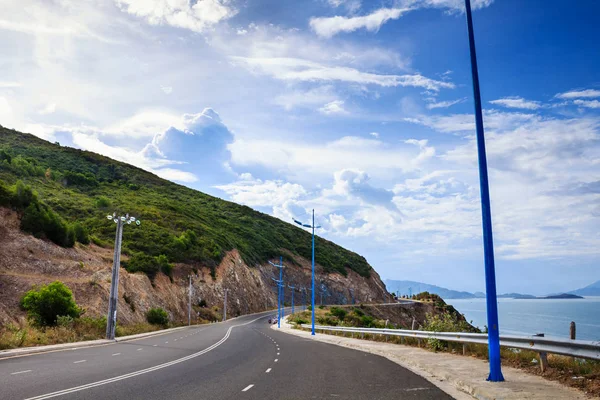 Pham Van Dong (657) highway, Nha Trang, Vietnam. Nha Trang es bien conocido por sus playas y buceo y se ha convertido en un destino para los turistas internacionales . —  Fotos de Stock