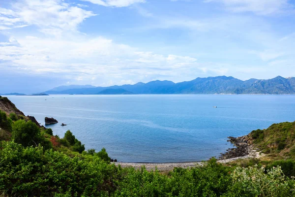 Nha trang bay, Vietnam. Blick vom pham van dong (657) highway. nha trang ist bekannt für seine Strände und Tauchen und hat sich zu einem Ziel für internationale Touristen entwickelt. — Stockfoto