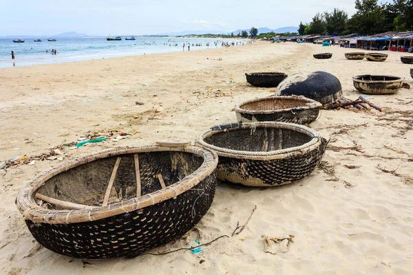 Cesta de botes en la playa de Bai Dai (también conocida como Long Beach), Khanh Hoa, Vietnam. Bai Dai Beach se encuentra a 30-40 minutos al sur y es sin duda la mejor, playa más relajada en Nha Trang . — Foto de Stock