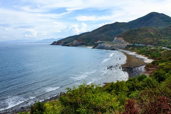 Bahía de Nha Trang (vista desde el paso Cu Hin), Khanh Hoa, Khanh Hoa, Vietnam. Nha Trang es bien conocido por sus playas y buceo y se ha convertido en un destino para los turistas internacionales . — Foto de Stock