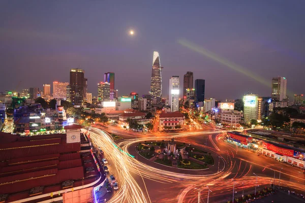 Saigon, Vietnam - 13 febbraio 2014: Downtown Saigon, Ben Thanh Market e Quach Thi Trang park a Twilight, Vietnam. Il mercato un simbolo importante di Saigon, popolare tra i turisti in cerca di artigianato locale, tessuti e souvenir . — Foto Stock