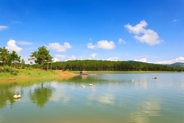 Lago Tuyen Lam en Dalat, provincia de Lam Dong, Vietnam. El lago Tuyen Lam es un lago artificial, a 6 km al sur de Dalat, tiene una superficie de agua de 350 hectáreas. Fue creado por el arroyo Tia - agua de la cabeza del río Da Tam . — Foto de Stock