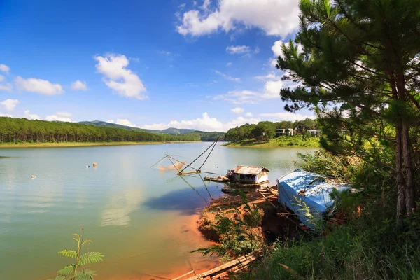 Red de pesca en el lago Tuyen Lam en Dalat, provincia de Lam Dong, Vietnam. El lago Tuyen Lam es un lago artificial, a 6 km al sur de Dalat, tiene una superficie de agua de 350 hectáreas. Fue creado por el arroyo Tia - agua de la cabeza del río Da Tam . — Foto de Stock
