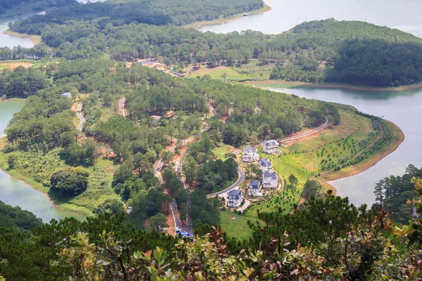 Un resort de lujo en Tuyen Lam Lake, Dalat, Lam Dong, Vietnam. El complejo entre bosque de pinos verdes, aire fresco, ambiente puro, escena romántica para la luna de miel en Da Lat, Vietnam — Foto de Stock