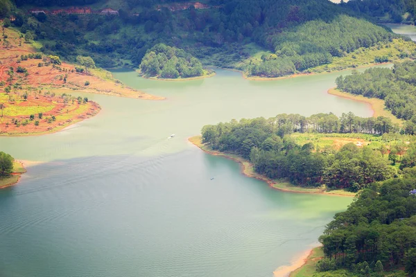 El lago Tuyen Lam es un lago artificial en la ciudad de Da Lat, Lam Dong, Vietnam. El lago tiene eco resort vacacional entre bosque de pinos verdes, aire fresco, ambiente puro, escena romántica para la luna de miel en Da Lat, Vietnam — Foto de Stock