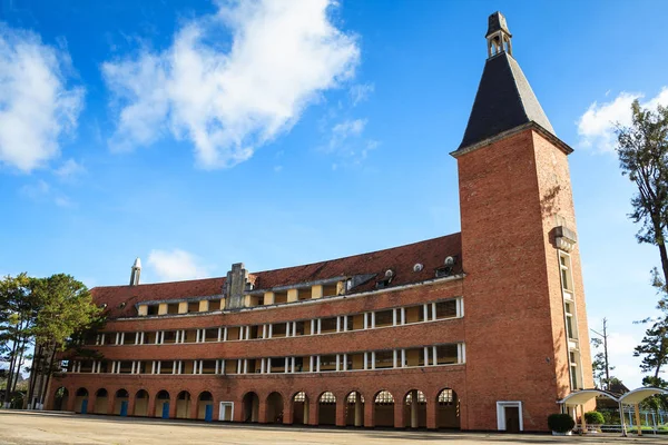 The Lyce Yersin was a school founded in 1927 in Da Lat, Vietnam, to educate the children of French colonialists and upper class Vietnamese. After various changes, it is now the Pedagogical College of Da Lat, a teacher's training college. — Stock Photo, Image