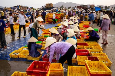 Geleneksel Balık pazarı sahilde uzun Hai, Vung Tau, Vietnam. Bu Pazar sadece sabahın erken saatlerinde olur.
