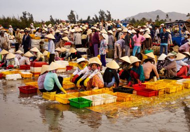 Geleneksel Balık pazarı sahilde uzun Hai, Vung Tau, Vietnam. Bu Pazar sadece sabahın erken saatlerinde olur.