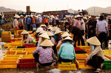 Geleneksel Balık pazarı sahilde uzun Hai, Vung Tau, Vietnam. Bu Pazar sadece sabahın erken saatlerinde olur.