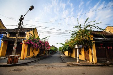 Hoi bir kavşak üzerinde sabah erken güneş ışığı, Quang Nam, Vietnam. Hoi bir dünya mirası Unesco tarafından kabul edilmektedir.