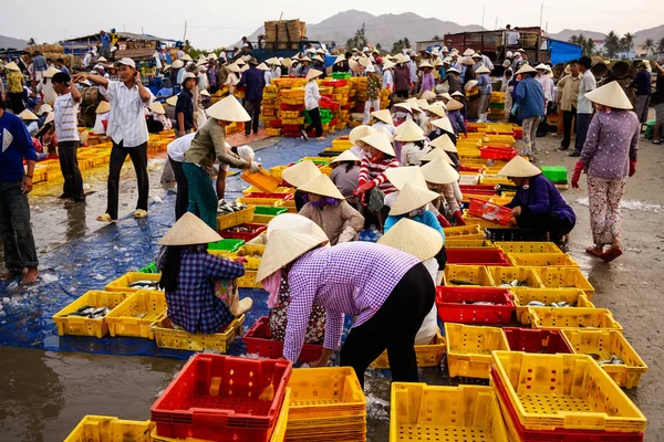 Geleneksel Balık pazarı sahilde uzun Hai, Vung Tau, Vietnam. Bu Pazar sadece sabahın erken saatlerinde olur.