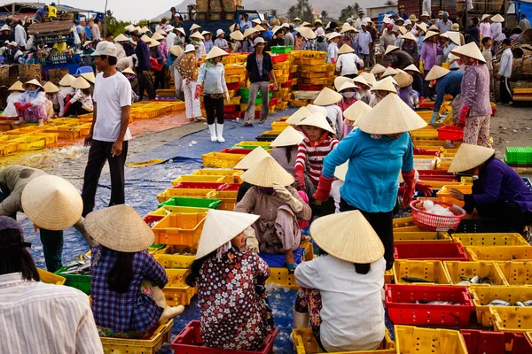 Geleneksel Balık pazarı sahilde uzun Hai, Vung Tau, Vietnam. Bu Pazar sadece sabahın erken saatlerinde olur.